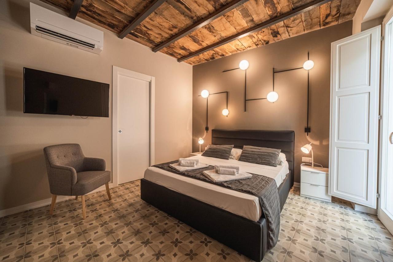 Palazzo Paladini - Luxury Suites In The Heart Of The Old Town Pizzo  Bagian luar foto